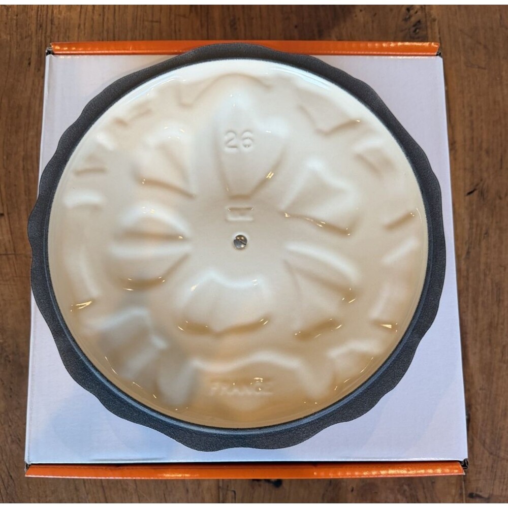 Le Creuset Enameled Cast Iron Petal Round Casserole 26 cm 5.5 qt Shell Pink NEW - Picture 10 of 12